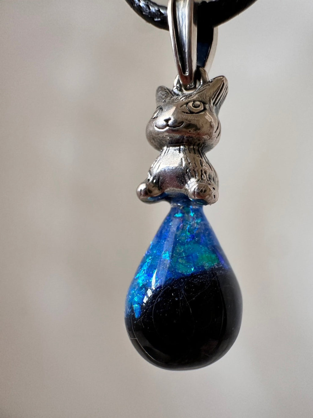 Teardrop-shaped Dayan jewelry top