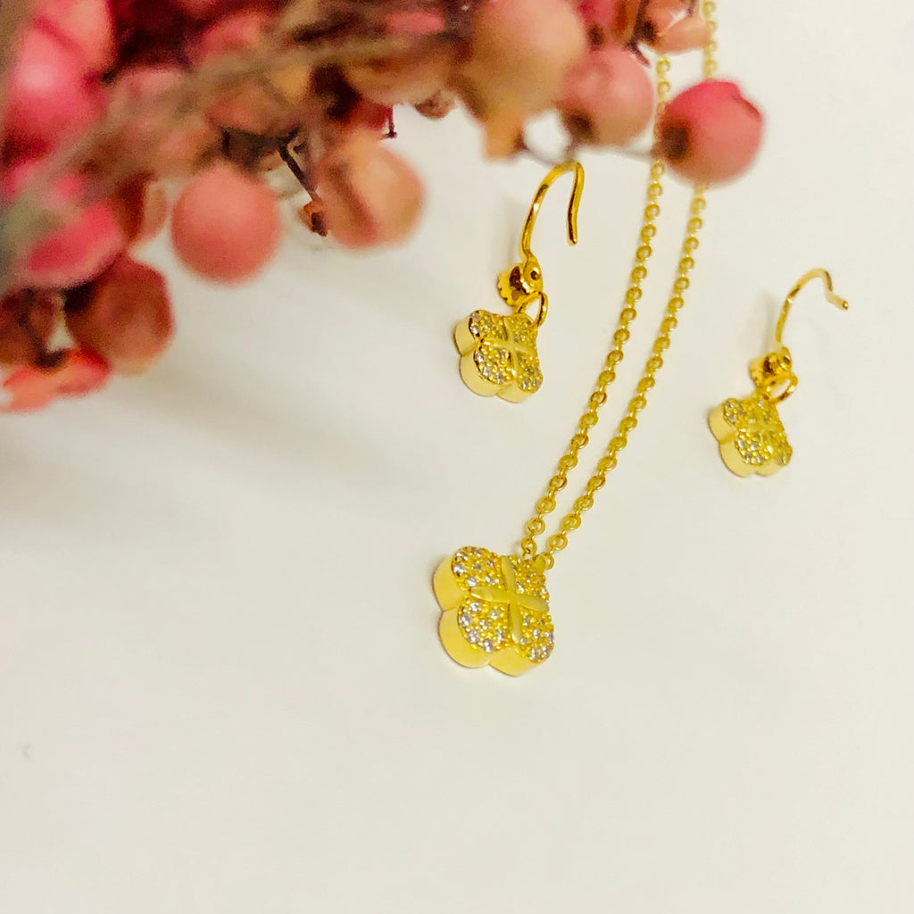 Clover necklace and earrings set