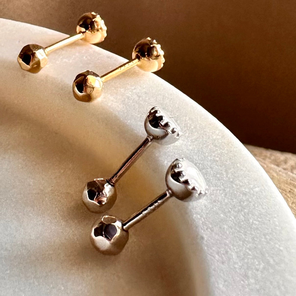もっと！小粒なピアス　ネイビーアイボリーブラウン　ハンドメイド　小さいぴ Cream dot. ピアス シェル チタンポスト 低アレルギー フラワー